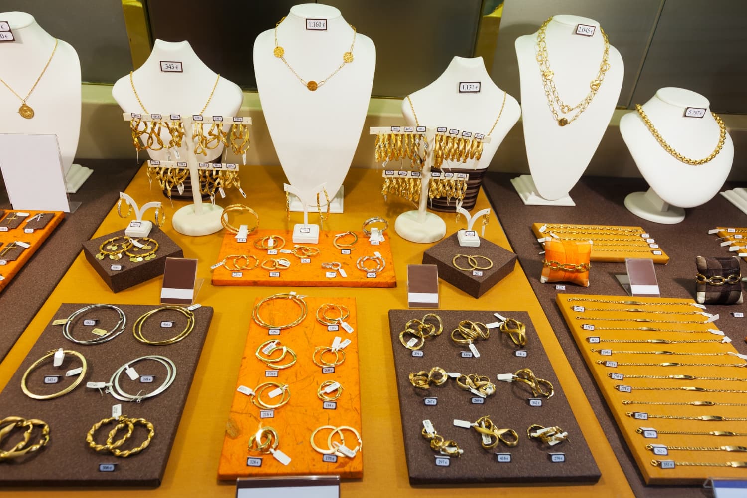 चांदी ₹1,325 बढ़कर ₹1.07 लाख प्रति किलो पहुंची; सोना ₹97,159 प्रति 10 ग्राम, जानें कैरेट के हिसाब से रेट