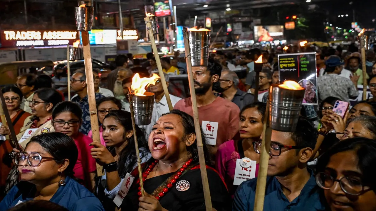 कोलकाता गैंगरेप केस में नया मोड़: महिला आयोग ने जताई आशंका, कहा—कुछ छिपाया जा रहा; CCTV में गैंगरेप की पुष्टि, परिवार पर दबाव का आरोप